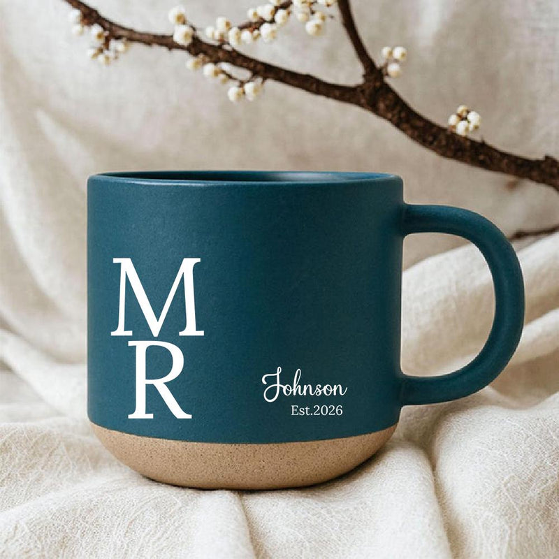 Personalisierte Mr- und Mrs-Tasse mit Nachname und Jahr