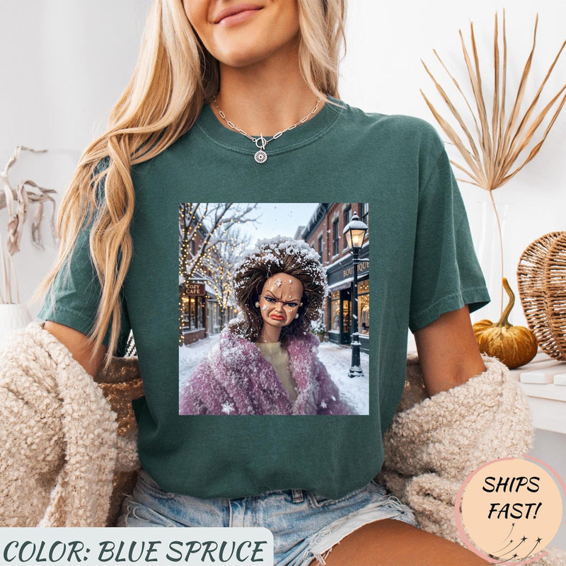 Lustiges Meme-Shirt mit grimmiger Puppe im Schnee