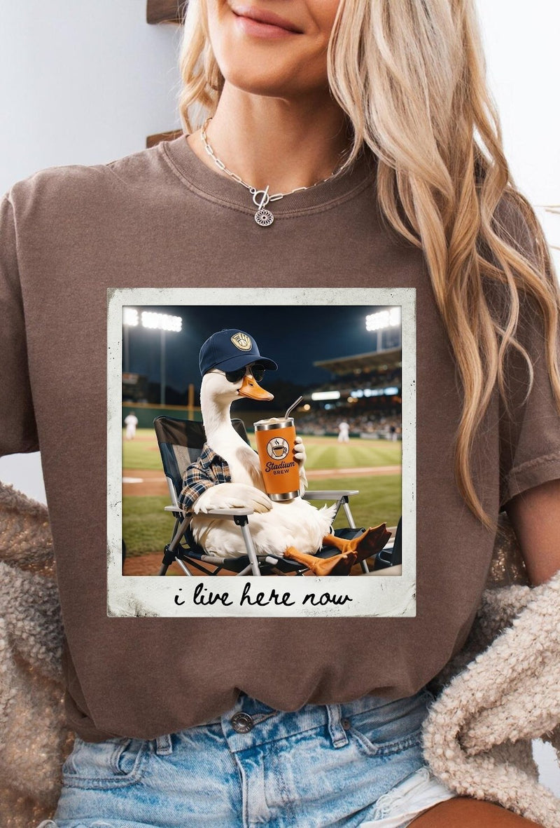 Lustiges Gänse T-Shirt „I Live Here Now“