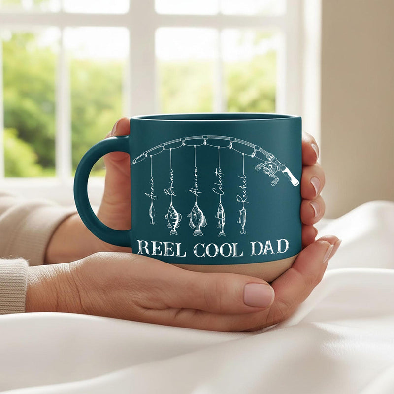 Personalisierte Angler-Tasse „Reel Cool Dad“ mit Kindernamen an Fischen