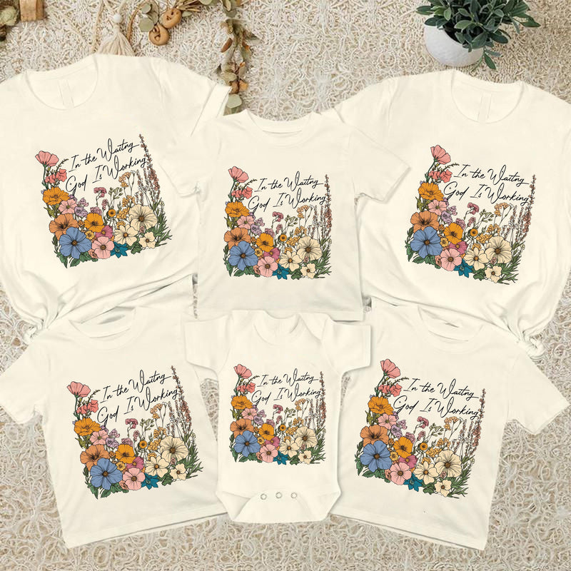 Christliches Shirt „In the Waiting God Is Working“ mit Wildblumen