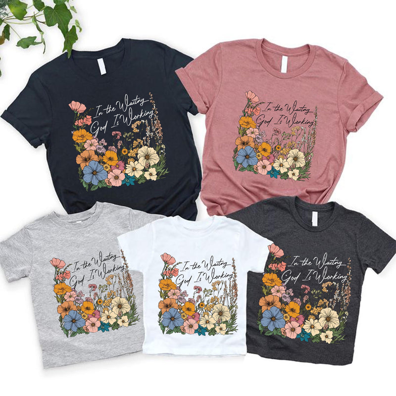 Christliches Shirt „In the Waiting God Is Working“ mit Wildblumen