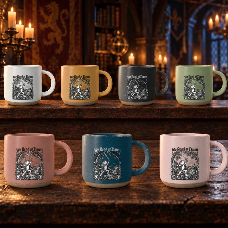 Frosch-Tasse „We Read at Dawn“