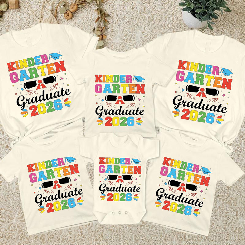 Kita-Abschluss Shirt „Kindergarten Graduate 2026“ mit Diplom und Papierfliegern