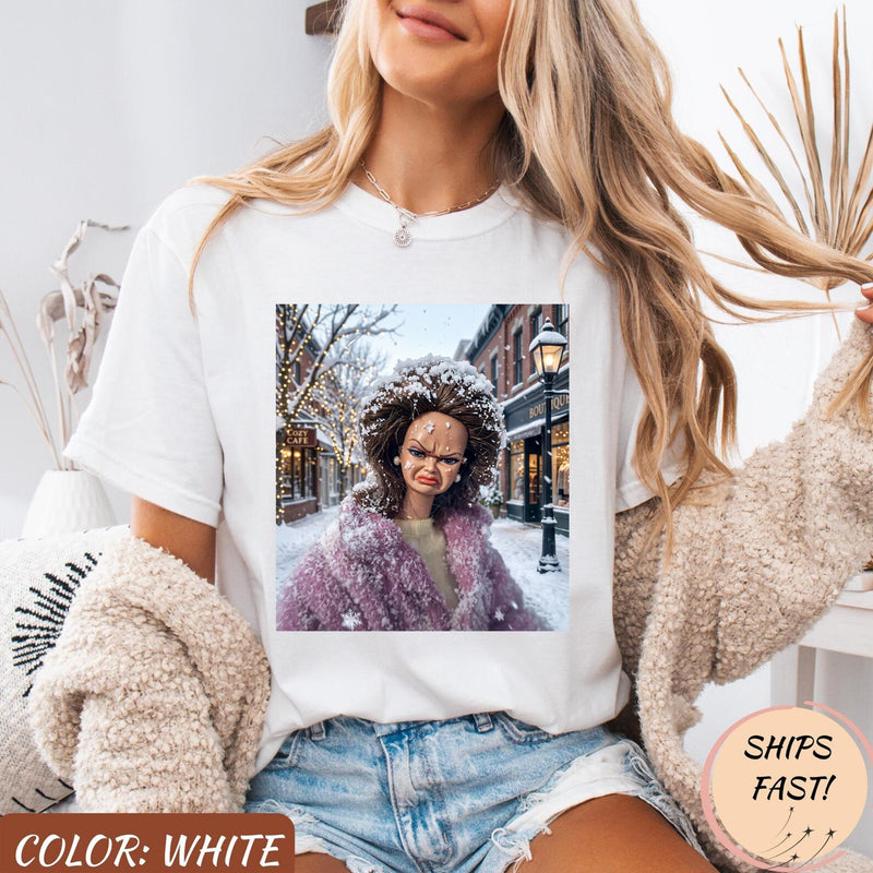 Lustiges Meme-Shirt mit grimmiger Puppe im Schnee