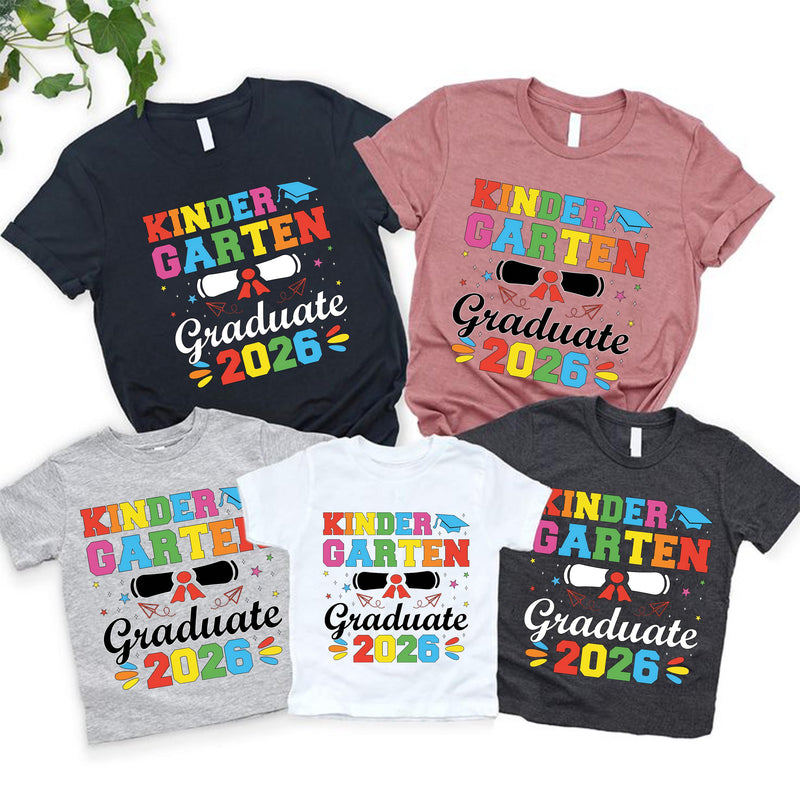 Kita-Abschluss Shirt „Kindergarten Graduate 2026“ mit Diplom und Papierfliegern