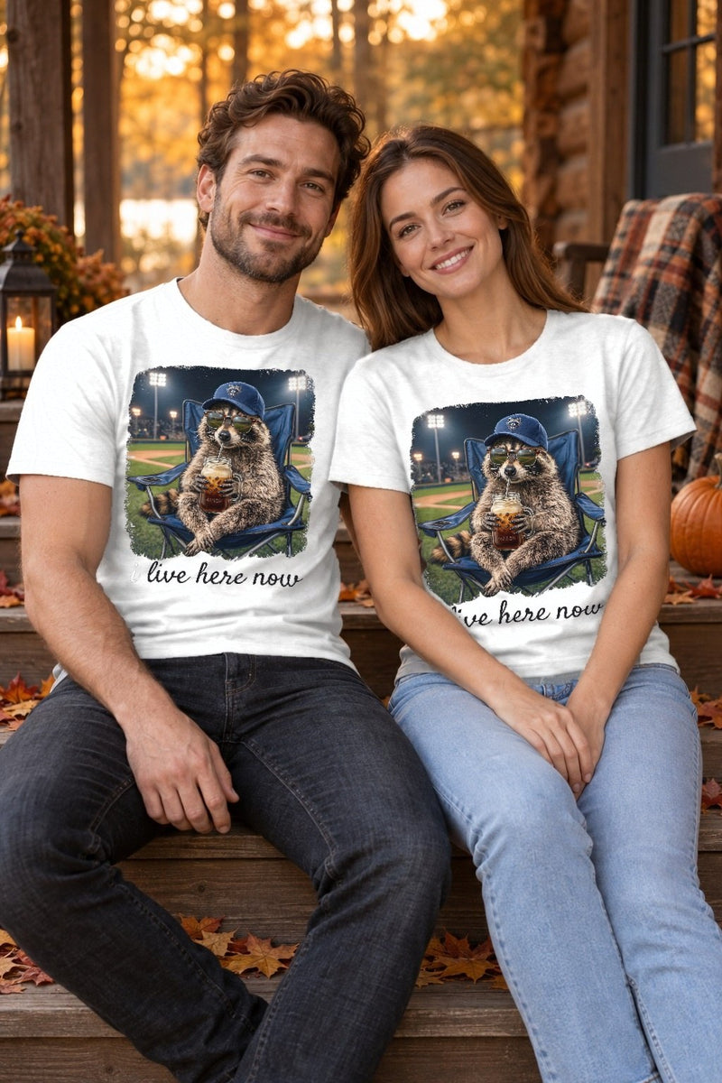 Lustiges Waschbär T-Shirt „I Live Here Now“