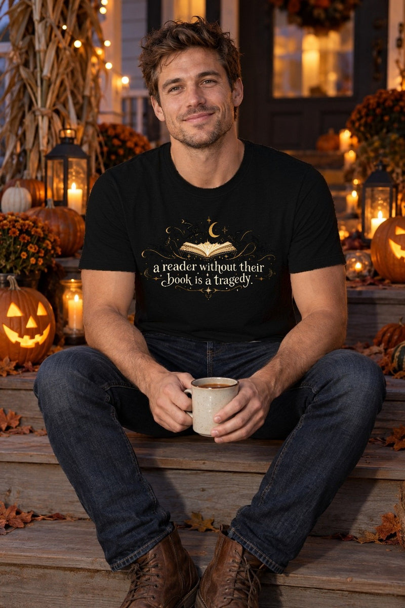 Buch-Shirt „A Reader Without Their Book Is a Tragedy“