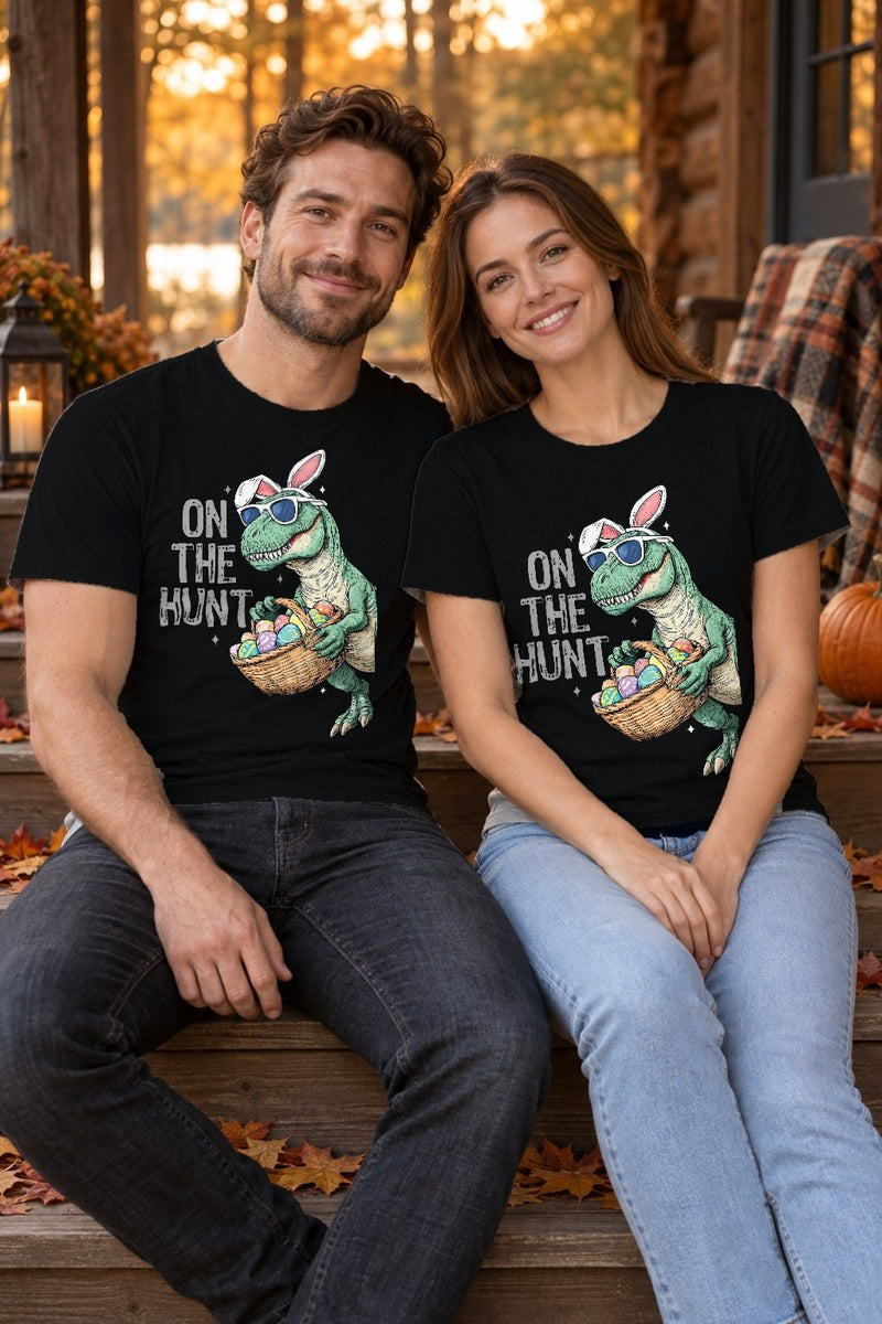 Lustiges Oster-Shirt „On The Hunt“ mit T-Rex, Hasenohren und Sonnenbrille