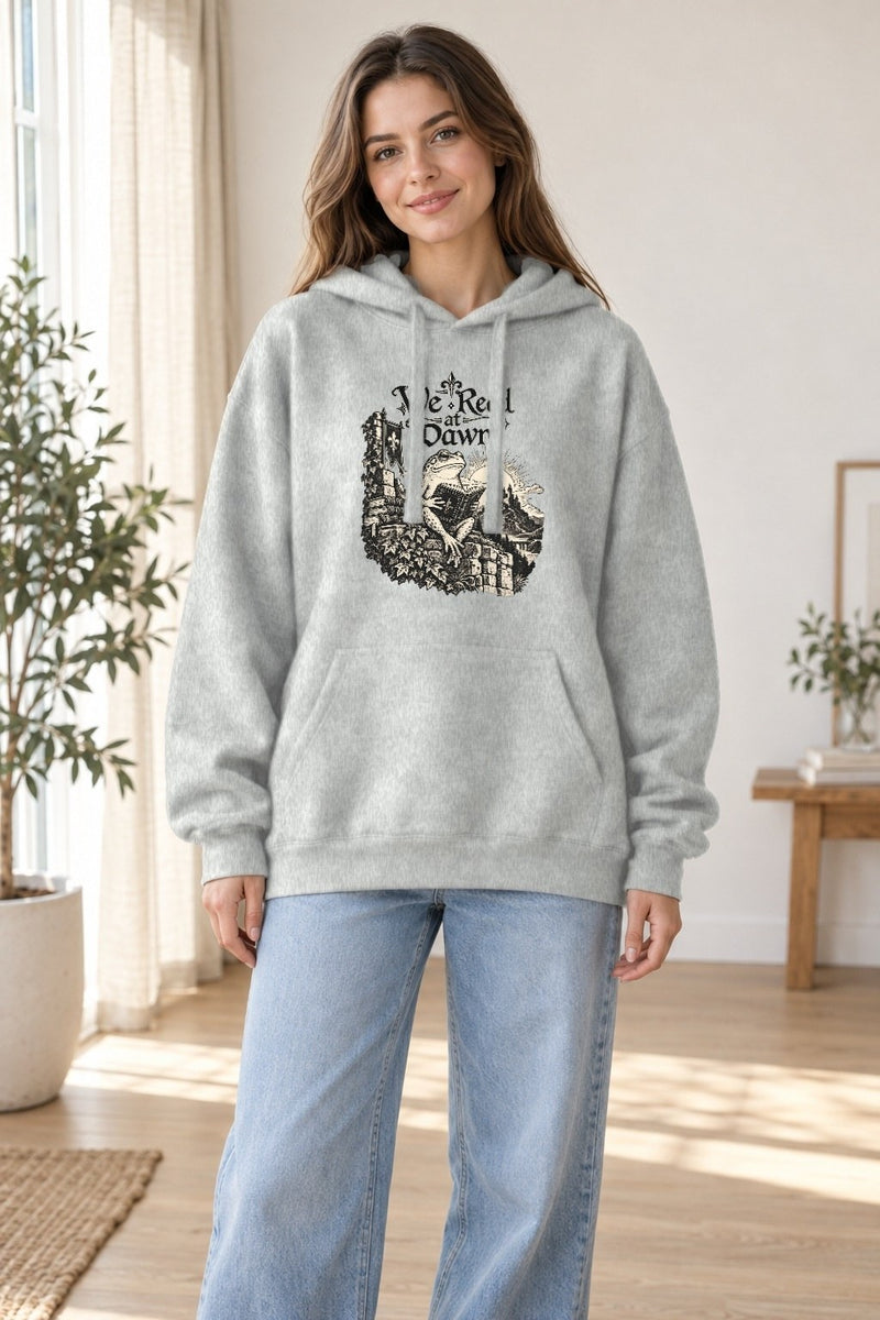 Lustiges Buch-Shirt „We Read at Dawn“