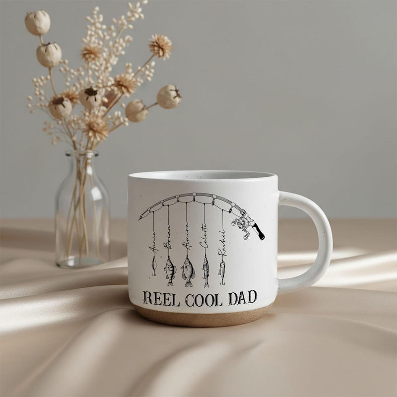 Personalisierte Angler-Tasse „Reel Cool Dad“ mit Kindernamen an Fischen