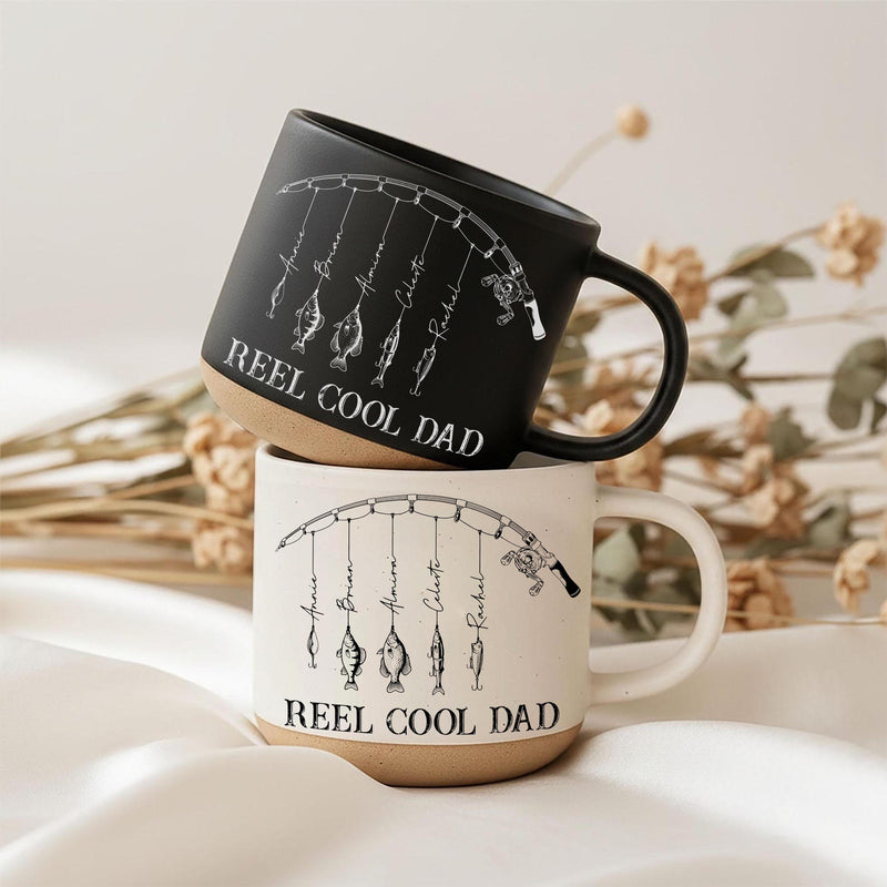 Personalisierte Angler-Tasse „Reel Cool Dad“ mit Kindernamen an Fischen