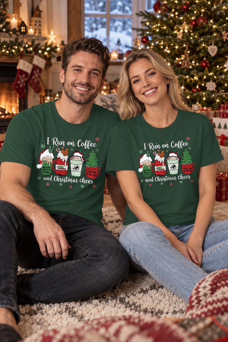 Kaffee Weihnachtspullover Kultfilm „I run on coffee and Christmas cheer“
