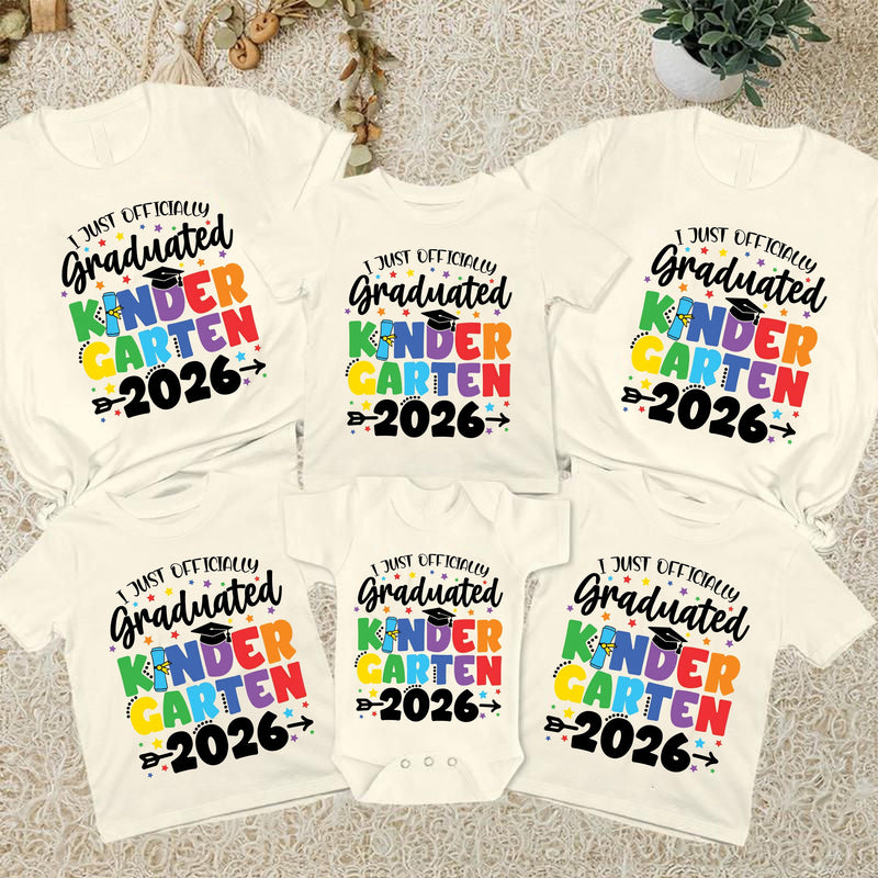 Kindergarten Abschluss Shirt „I Just Officially Graduated Kindergarten 2026“