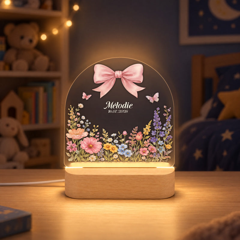 Nachtlicht mit Namen und Datum – rosa Schleife und Wildblumenwiese