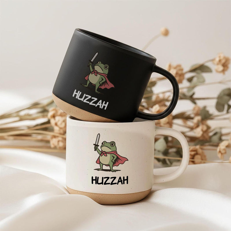 Lustige Frosch-Tasse „Huzzah“ mit Schwert und Umhang