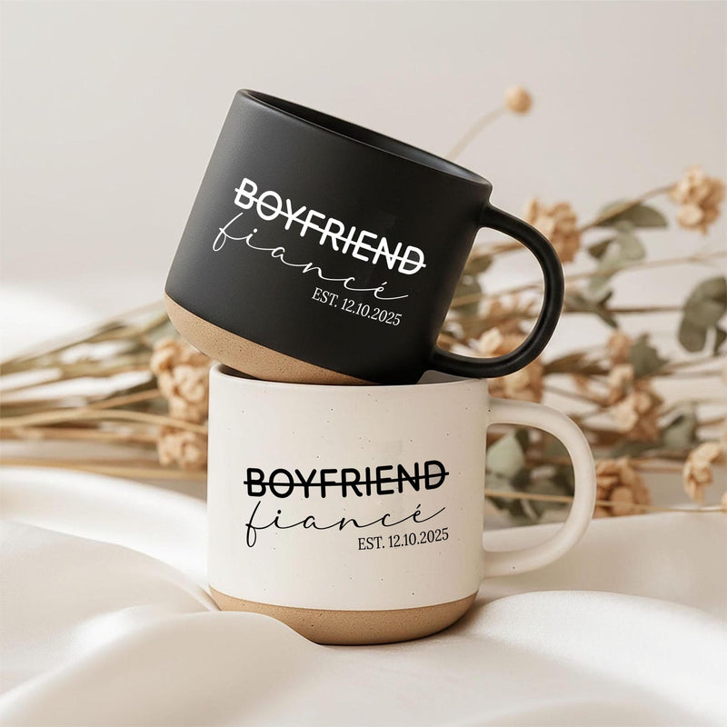 Personalisierte Verlobungstasse „Boyfriend“ durchgestrichen, „fiancé“ und Datum