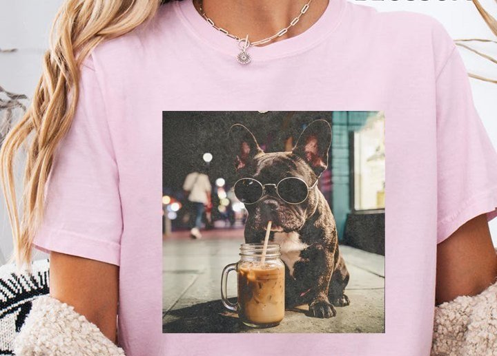 Hunde-Shirt mit Französischer Bulldogge mit Sonnenbrille und Eiskaffee