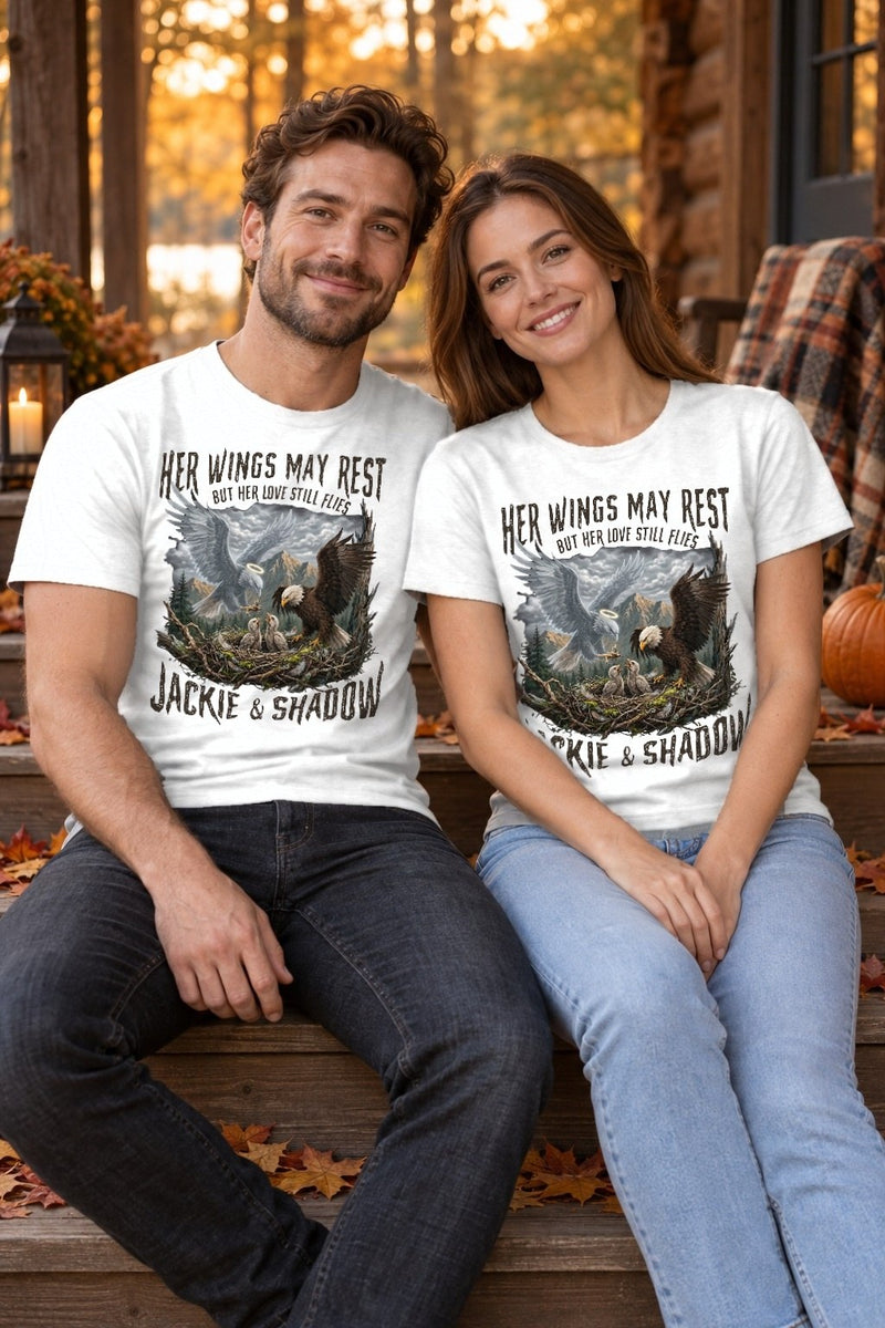Adler T-Shirt „Her Wings May Rest but Her Love Still Flies – Jackie & Shadow“