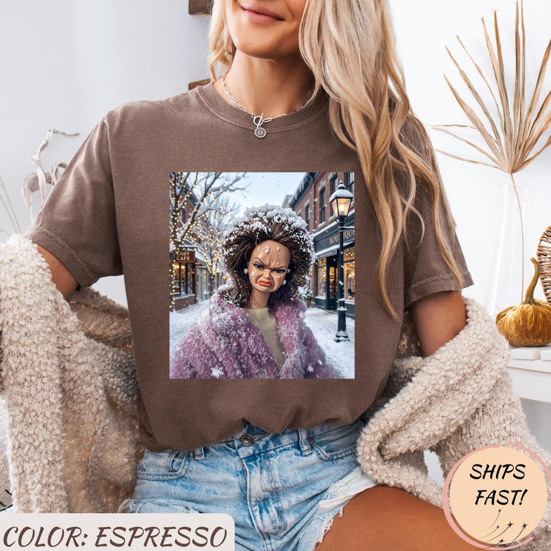 Lustiges Meme-Shirt mit grimmiger Puppe im Schnee