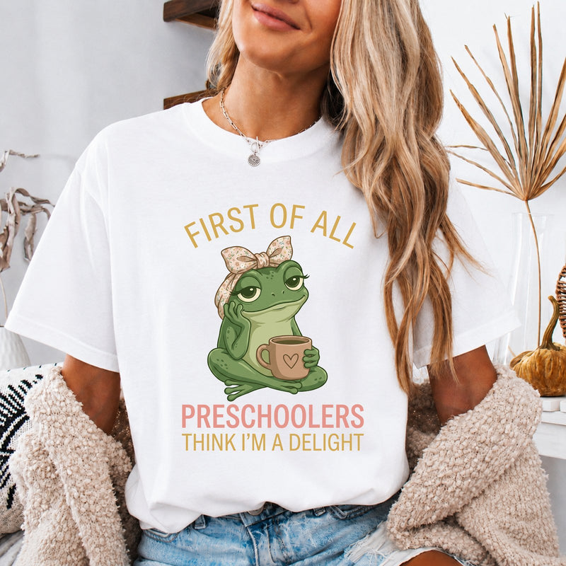 Erzieherin T-Shirt „First of All, Preschoolers Think I'm a Delight“