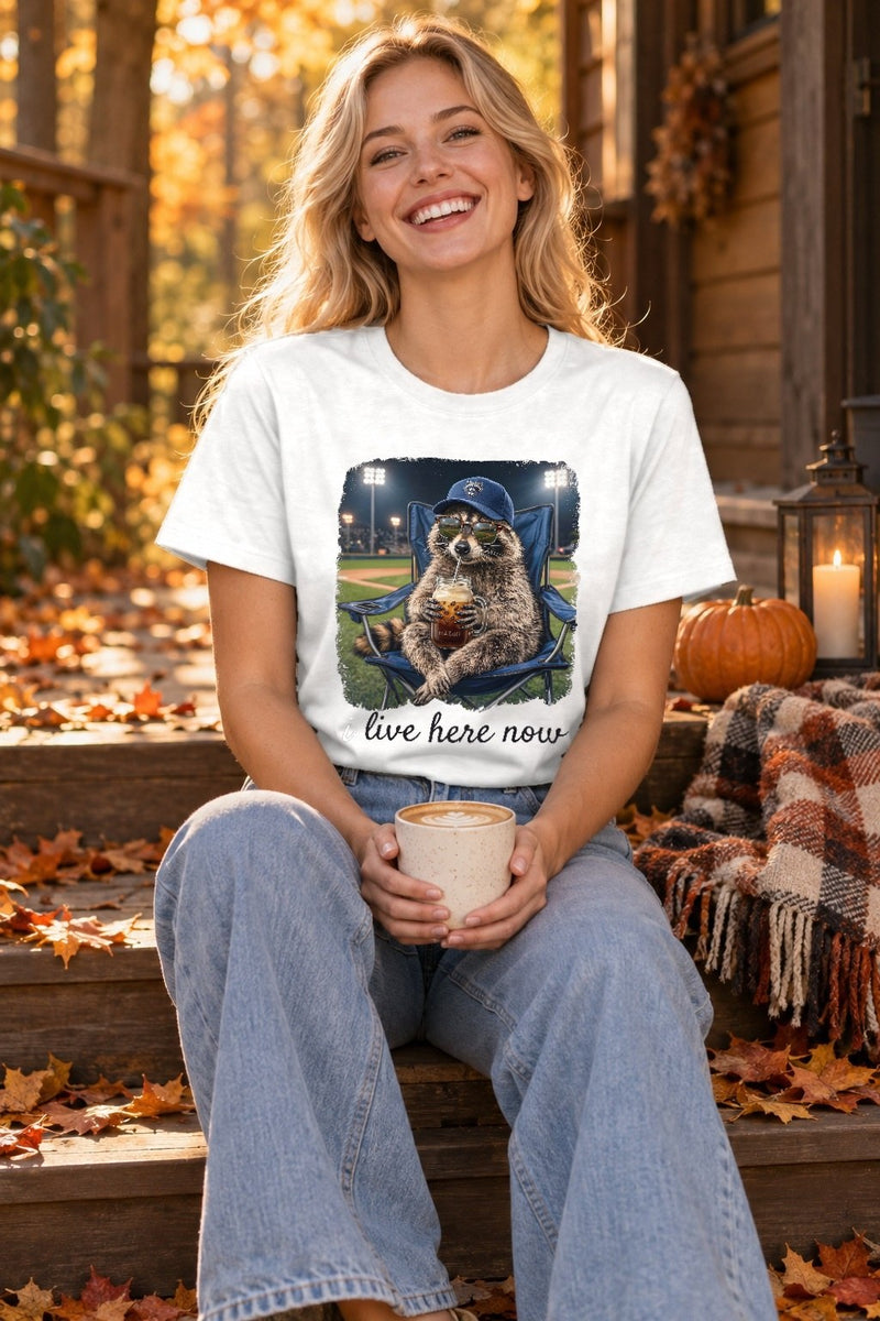 Lustiges Waschbär T-Shirt „I Live Here Now“