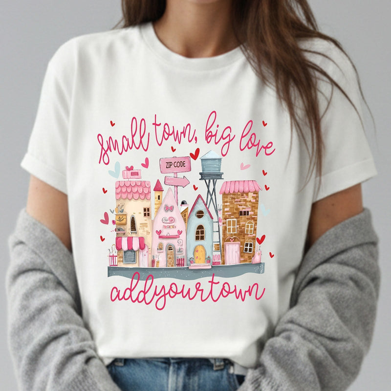 Personalisiertes Valentinstag Shirt „Small Town, Big Love“ mit Ortsnamen