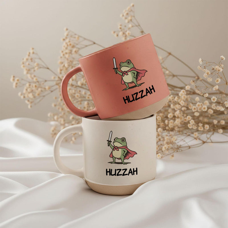 Lustige Frosch-Tasse „Huzzah“ mit Schwert und Umhang
