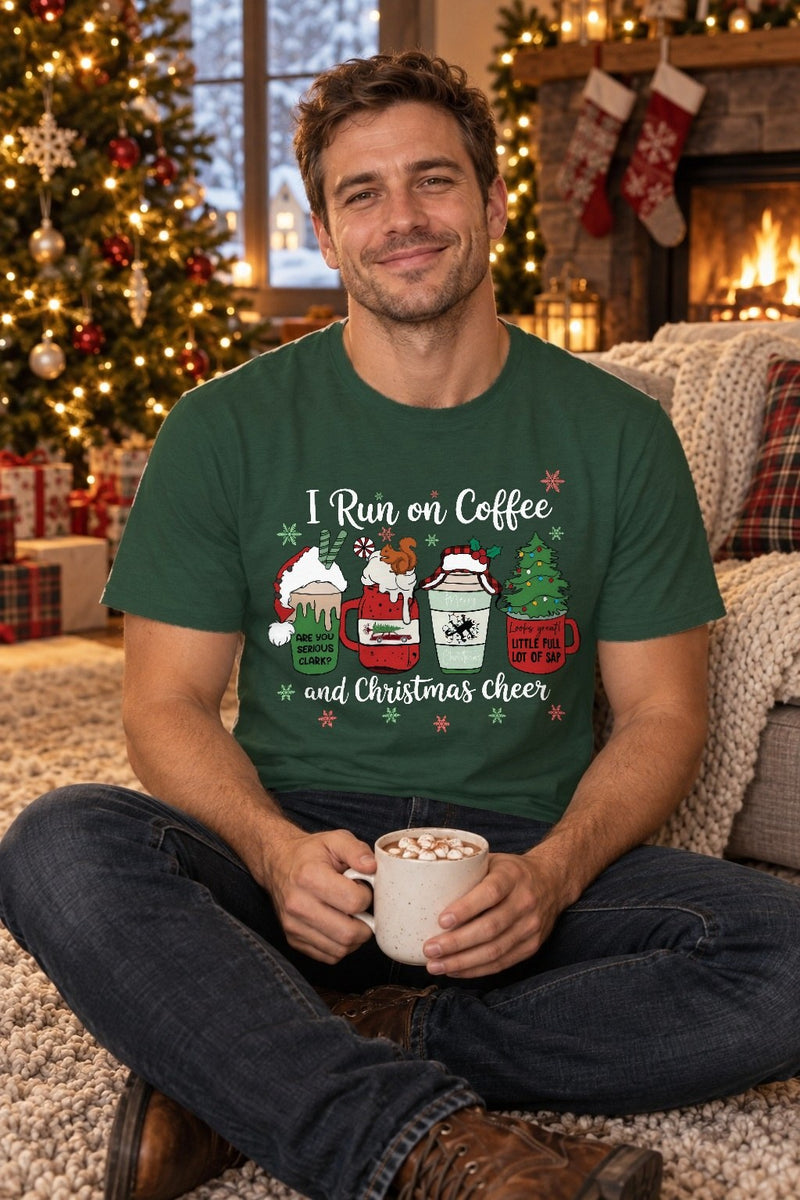 Kaffee Weihnachtspullover Kultfilm „I run on coffee and Christmas cheer“