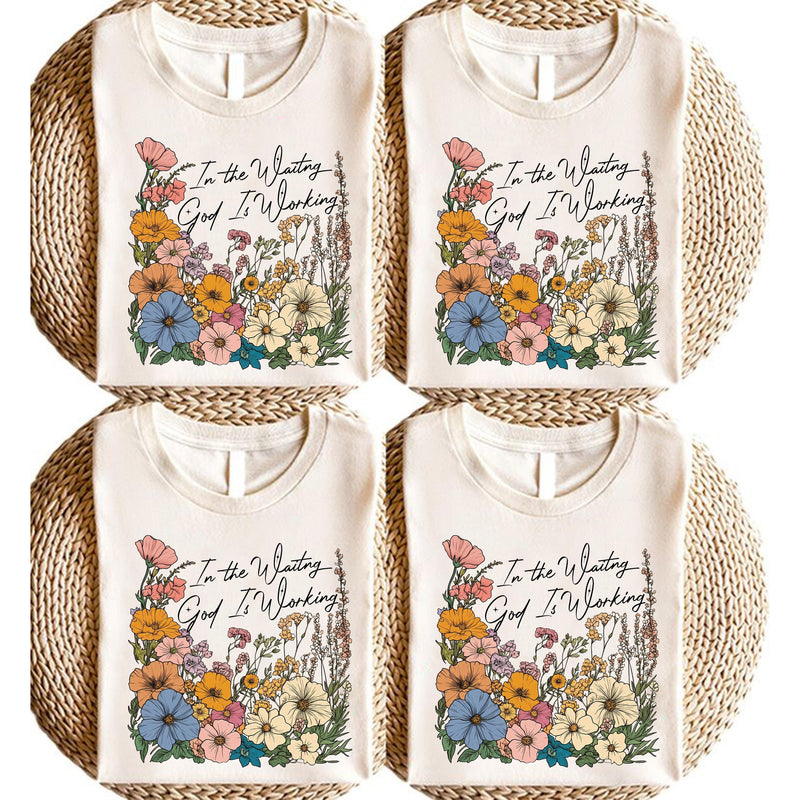 Christliches Shirt „In the Waiting God Is Working“ mit Wildblumen
